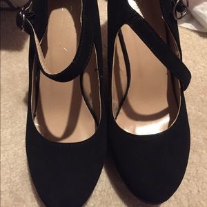 Black wedges